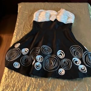 💥😍JLACY COUTURE SZ14 GORGEOUS BL& WHITE DRESS WITH FLOWERS PETALS